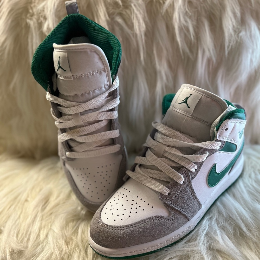 Jordan 1’s hunter green & gray